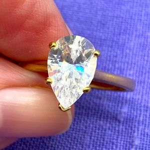 Vintage Avon gold toned engagement style ring size 10. Pear shaped clear CZ 🩵
